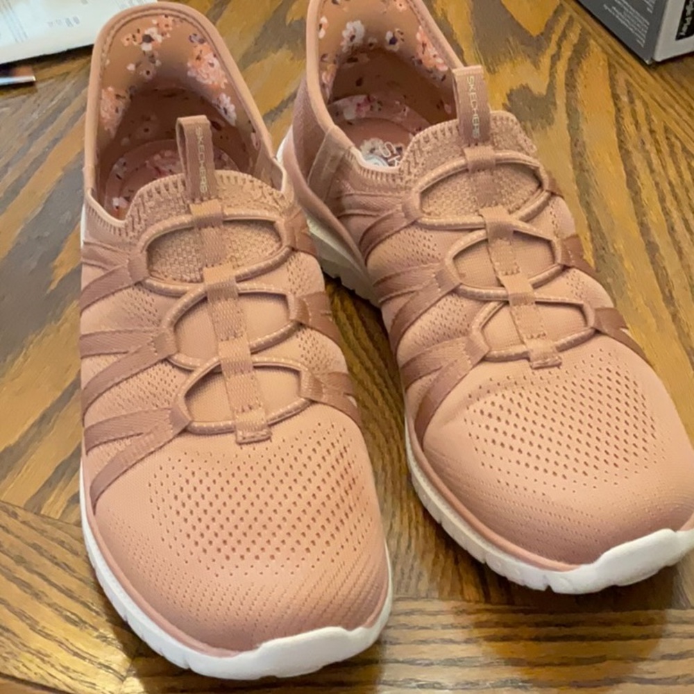 Very good condition Sketchers slip-in Virtue washable mesh sneakers coral bliss